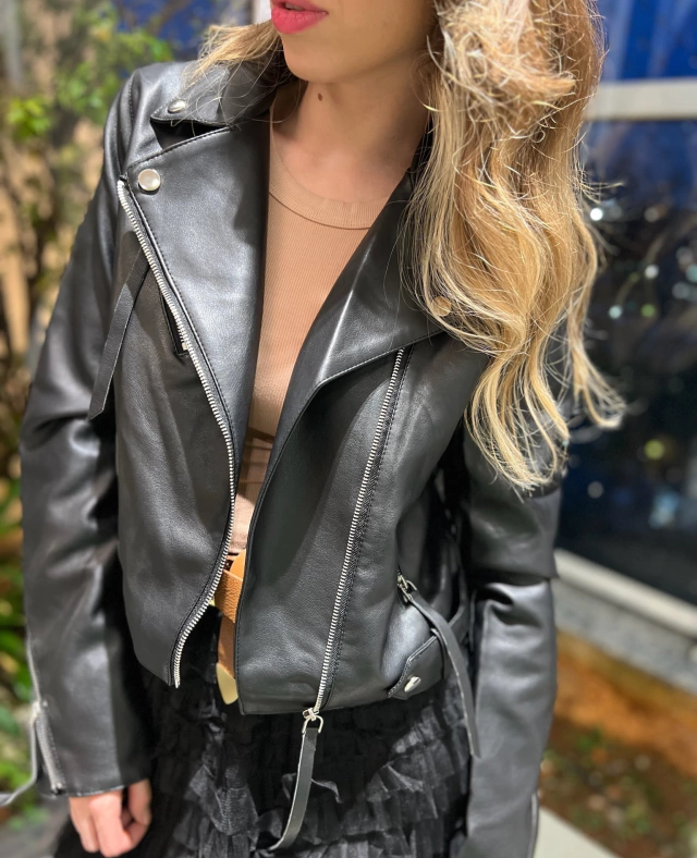 Por que o couro nunca sai de moda? Aprenda sobre jaquetas e tops de couro