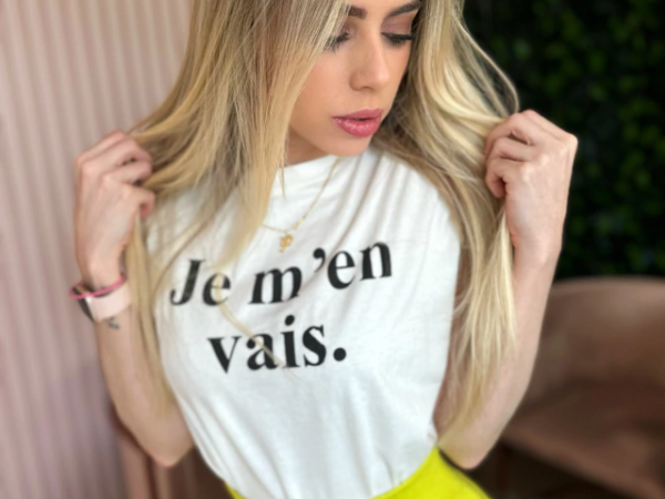 Reinvente seu look com peças-chave: T-shirts, calças jeans e regatas fabulosas